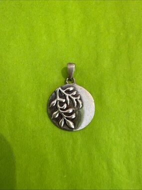 Sterling Silver Leaf Round Pendant Necklace - Unbranded